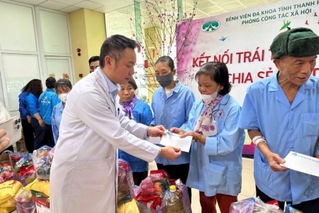 Thanh Hóa: Trao quà Tết cho bệnh nhân tại Trung tâm Thận lọc máu