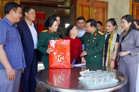 Quảng Trị: Thăm và tặng quà Tết các gia đình chính sách