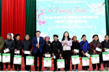 Trao tặng 100 suất quà Tết cho hộ nghèo, gia đình chính sách tại xã Chiến Thắng, Lạng Sơn