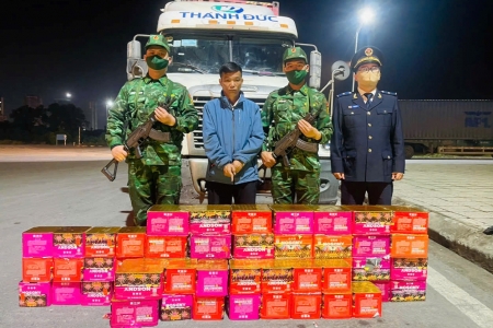 Quảng Ninh: Bắt giữ xe đầu kéo "chở" 55 giàn pháo hoa nổ lậu tại cửa khẩu Bắc Luân 2