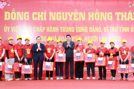 Bí thư Tỉnh ủy Bắc Ninh thăm, tặng quà Tết công nhân hoàn cảnh khó khăn