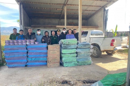 Quảng Ngãi: Phát hiện xe bán tải vận chuyển hơn 2 tấn pháo lậu