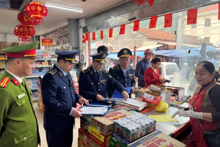 Lạng Sơn: Đội Quản lý thị trường số 5 siết chặt an toàn thực phẩm dịp Tết Bính Ngọ