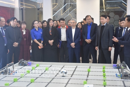 Hưng Yên khánh thành công trình thanh niên “Phòng stem và AI học đường”