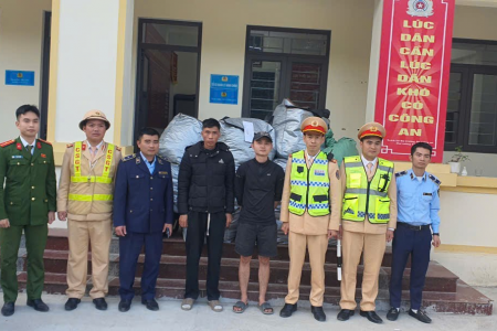 Thanh Hóa: Phát hiện xe khách chở gần 400 sản phẩm quần áo không rõ nguồn gốc