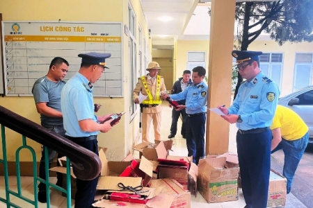 QLTT Quảng Trị: Tạm giữ hơn 100 chai rượu nhập lậu