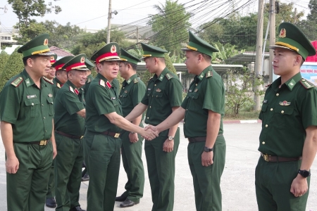 Thượng tướng Trương Thiên Tô, Phó Chủ nhiệm Tổng cục Chính trị thăm, chúc Tết Đồn Biên phòng CKQT Mộc Bài