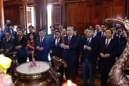 Tổng Bí thư Tô Lâm dâng hương tưởng niệm Chủ tịch Hồ Chí Minh tại Nghệ An