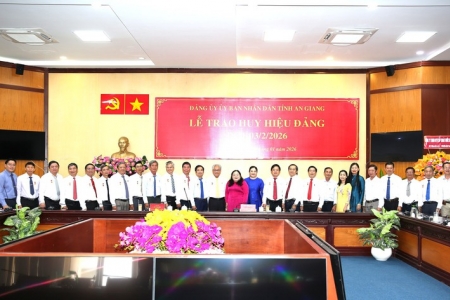 An Giang trao Huy hiệu 40 năm và 30 năm tuổi Đảng cho đảng viên thuộc UBND tỉnh