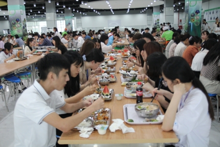 Nghi vấn thịt bẩn vào bếp ăn trường học: TP.HCM lập đoàn kiểm tra khẩn