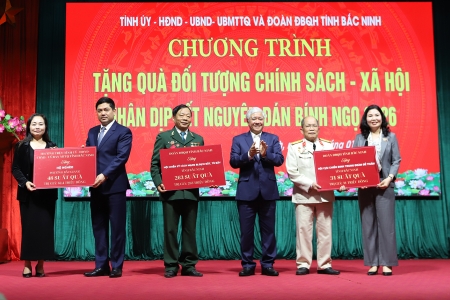 Phó Chủ tịch Thường trực Quốc hội Đỗ Văn Chiến thăm, tặng quà gia đình chính sách, hộ nghèo tại phường Bắc Giang