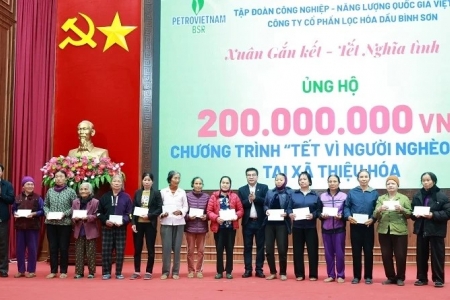 Công ty CP Lọc hóa dầu Bình Sơn trao tặng quà Tết cho 200 hộ nghèo xã Thiệu Hóa