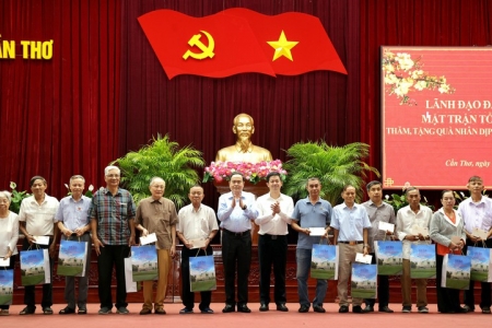 Chủ tịch Quốc hội gặp các nguyên lãnh đạo và tặng quà gia đình chính sách TP. Cần Thơ