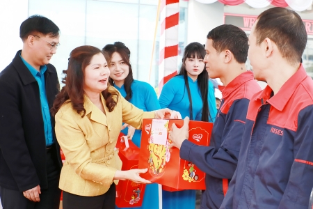 Lãnh đạo tỉnh Bắc Ninh tặng quà Tết công nhân lao động hoàn cảnh khó khăn