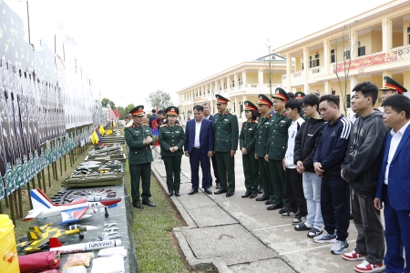 Bắc Ninh: Tổ chức cho các thanh niên tiêu biểu sẵn sàng nhập ngũ năm 2026 tham quan các đơn vị quân đội