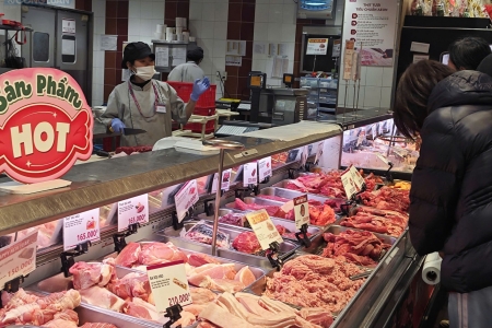 Siêu thị tăng dự trữ hàng Tết, bán thịt heo không lợi nhuận để bình ổn giá