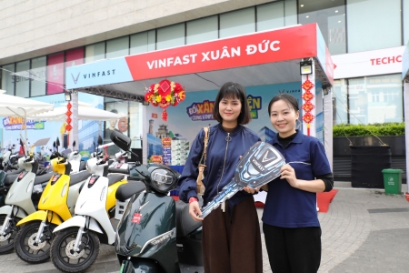 Chuỗi sự kiện “Đổi xăng lấy điện”: Khách hàng 3 miền ồ ạt xuống tiền chốt xe máy điện VinFast