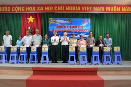Cảnh sát biển Việt Nam chúc Tết quân và dân đặc khu Côn Đảo