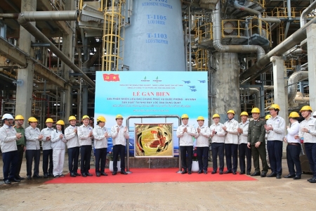 BSR tổ chức gắn biển sản phẩm nhiên liệu đặc chủng chào mừng thành công Đại hội XIV của Đảng