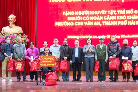 Hải Phòng: Trao tặng quà cho các đối tượng chính sách tại phường Chu Văn An
