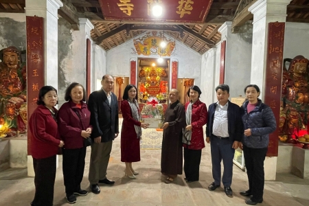 Phường Nghĩa Đô thăm, chúc Tết các cơ sở tín ngưỡng, di tích lịch sử: Lan tỏa tinh thần đoàn kết, nhân ái