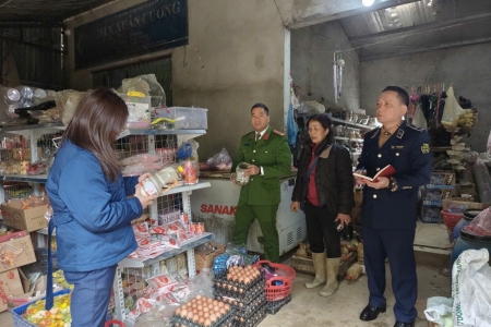 Lào Cai: Siết chặt thị trường dịp Tết, Tổ QLTT Bát Xát xử phạt 146 triệu đồng các hành vi vi phạm