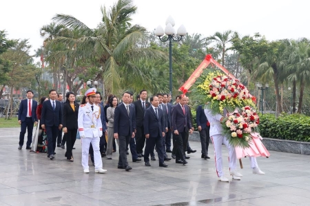 Lãnh đạo Hà Tĩnh dâng hương tri ân Chủ tịch Hồ Chí Minh và các anh hùng liệt sĩ