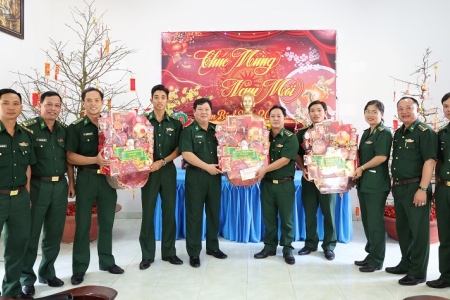 Ban Chỉ huy Bộ đội Biên phòng tỉnh An Giang chúc Tết, tặng quà các Đồn Biên phòng và địa phương biên giới