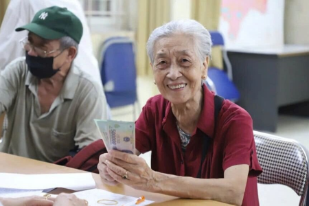 TP.HCM chi trả gộp 2 tháng lương hưu và tặng quà Tết cho người cao tuổi