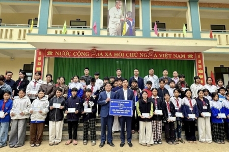 Hội Doanh nhân trẻ tỉnh Thanh Hóa tặng quà Tết cho học sinh xã Pù Nhi