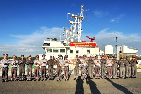 Tàu KN270 tuần tra, bảo vệ nguồn lợi thủy sản, hỗ trợ ngư dân dịp Tết