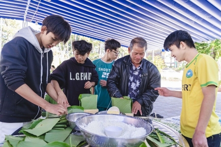 Lâm Đồng: Bánh chưng xanh sưởi ấm mùa xuân nơi ngôi trường khiếm thính
