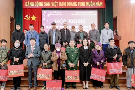 Toyota Việt Nam trao quà Tết cho các gia đình chính sách và có hoàn cảnh đặc biệt tại Phú Thọ