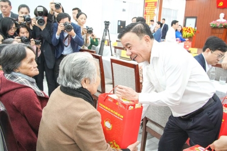 Thường trực Ban Bí thư tặng quà Tết cho hộ nghèo, gia đình chính sách tại Đà Nẵng