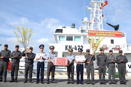 Bộ Tư lệnh Vùng Cảnh sát biển 3 kiểm tra sẵn sàng chiến đấu, chống khai thác IUU và thăm, chúc Tết Đặc khu Trường Sa