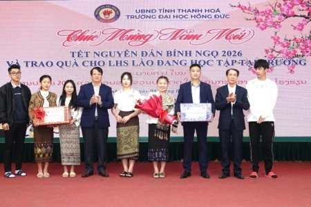 Tặng quà lưu học sinh Lào đang học tập tại tỉnh Thanh Hóa nhân dịp năm mới