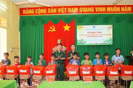 “Xuân Biên phòng - ấm lòng dân bản” lan tỏa nghĩa tình quân dân nơi biên giới Tuyên Bình