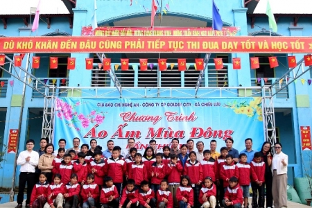 Nghệ An: Hơn 450 học sinh vùng cao Chiêu Lưu được trao áo ấm trước thềm năm mới