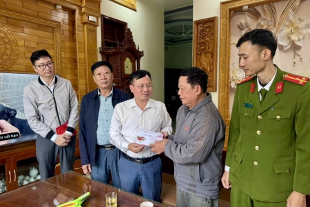 Phường An Phong thăm, tặng quà các hộ dân gương mẫu trong công tác giải phóng mặt bằng