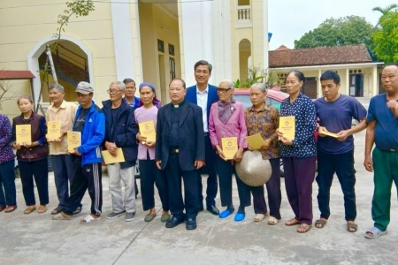 Giáo xứ Cốc Thành trao quà Tết, lan tỏa tinh thần bác ái Kitô giáo