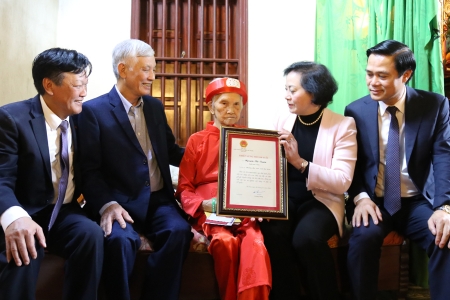 Phó Thủ tướng Phạm Thị Thanh Trà tặng quà Tết gia đình chính sách ở Bắc Ninh