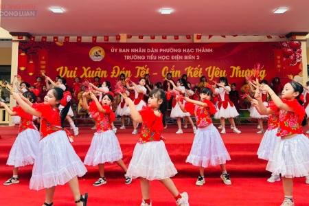 Rộn ràng không khí "Vui xuân đón tết - gắn kết yêu thương" tại Trường Tiểu học Điện Biên 2