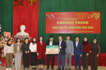 Vietcombank trao 1 tỷ đồng hỗ trợ công tác giáo dục và xây nhà đại đoàn kết tại Phú Thọ