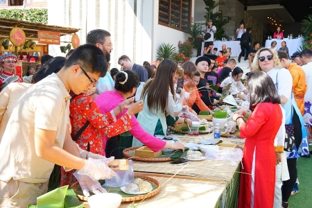 Lâm Đồng: Du khách quốc tế hào hứng gói bánh chưng, trải nghiệm Tết Việt