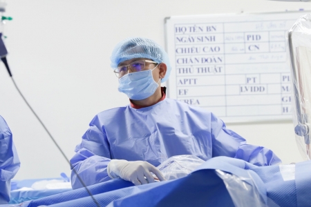 Đang nằm cấp cứu, bác sĩ vẫn rời giường bệnh tới phòng can thiệp cứu bệnh nhân “ngàn cân treo sợi tóc”