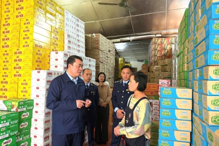 Quản lý thị trường Cao Bằng tăng cường chống buôn lậu, hàng giả dịp Tết