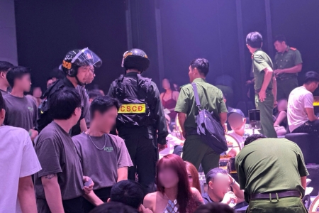 Công an TP. HCM kiểm tra bar APLUS, phát hiện 17 người dương tính ma túy