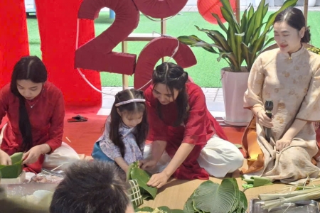 Sân trường mầm non rộn ràng sắc Tết qua hoạt động gói bánh chưng