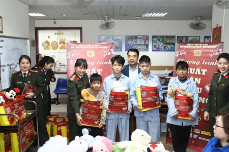 Công an TP. Hà Nội thăm, tặng quà cho bệnh nhân có hoàn cảnh đặc biệt khó khăn