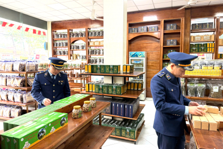 Đội QLTT số 1 Cao Bằng tăng cường kiểm tra, bảo đảm an toàn thực phẩm dịp Tết